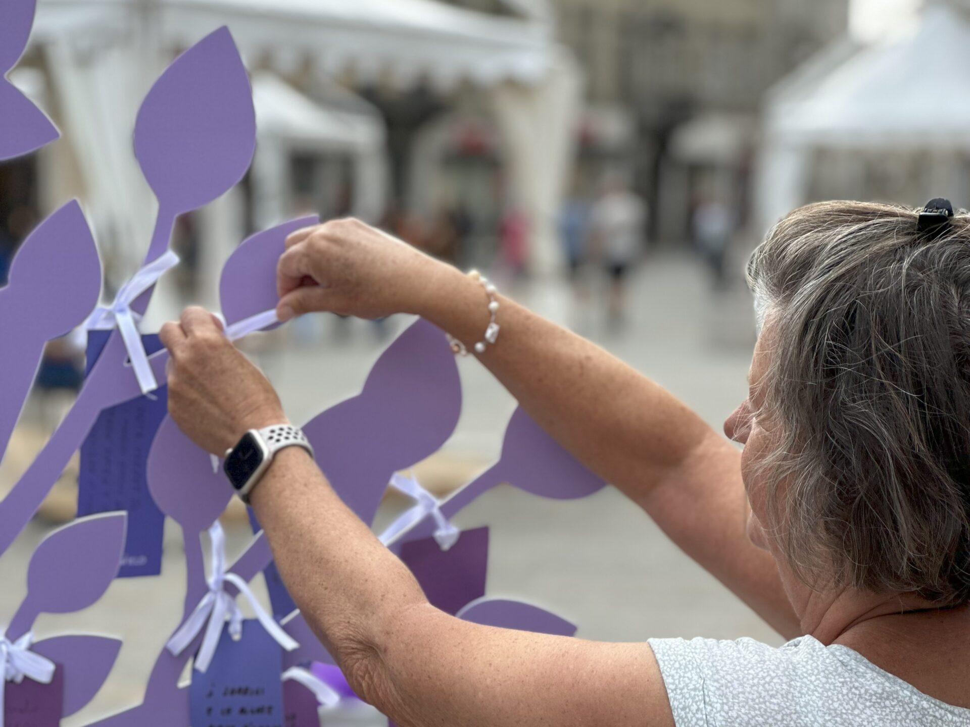 Foto di biglietti viola appesi ai rami degli alberi