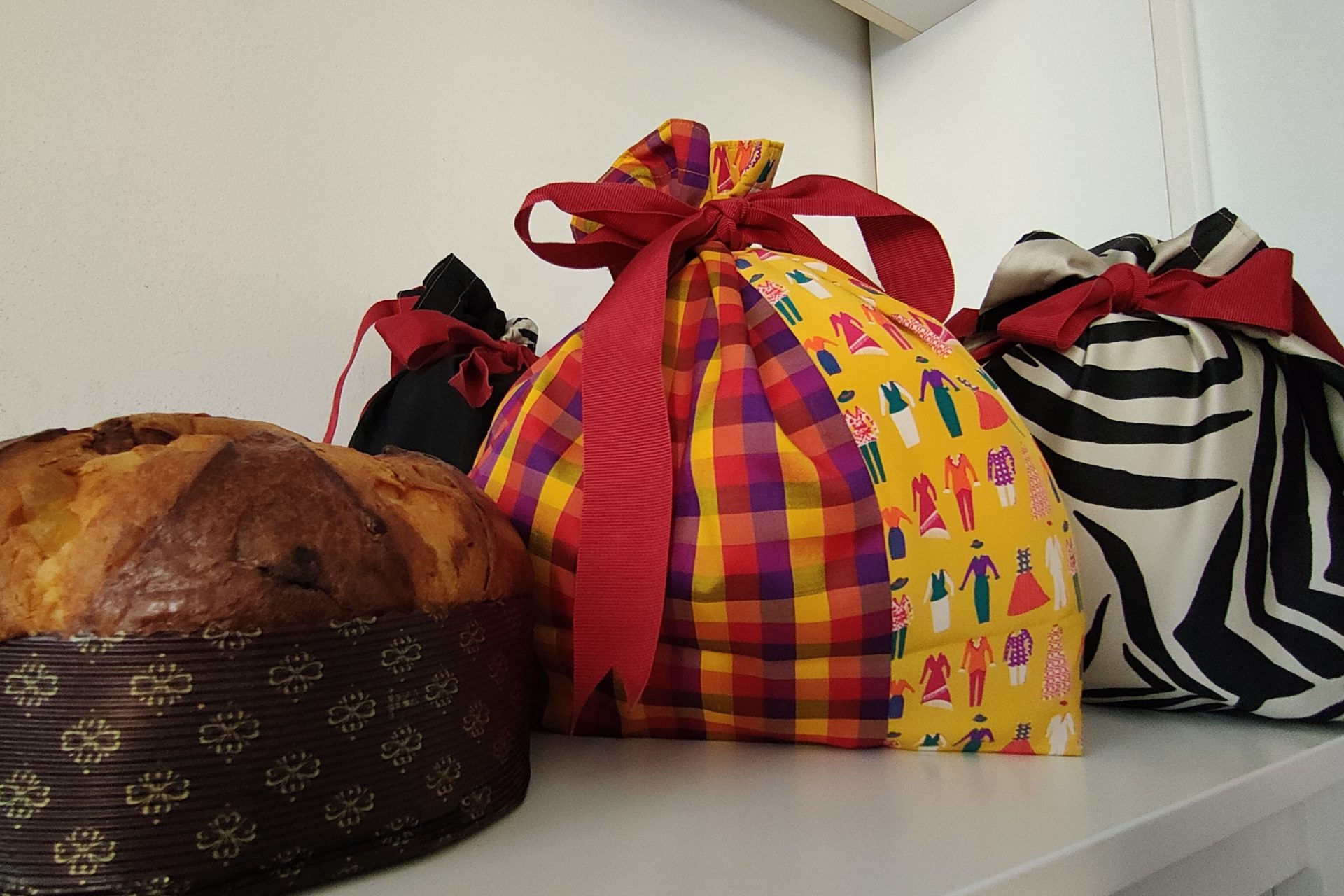 Beneficenza a Natale - I panettoni In foto il panettone e i sacchetti fatti a mano dalle volontarie della de Banfield per il mercatino di beneficenza a Natale