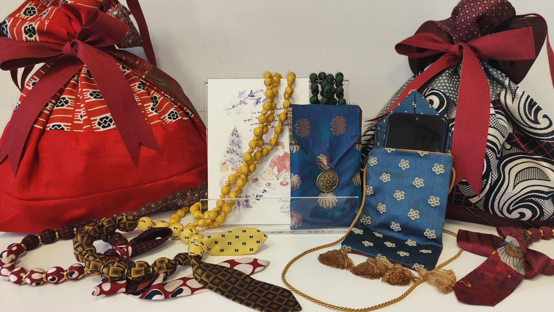 Foto delle creazioni disponibili durante il Mercatino di Natale (borse, collane, portacellulare)