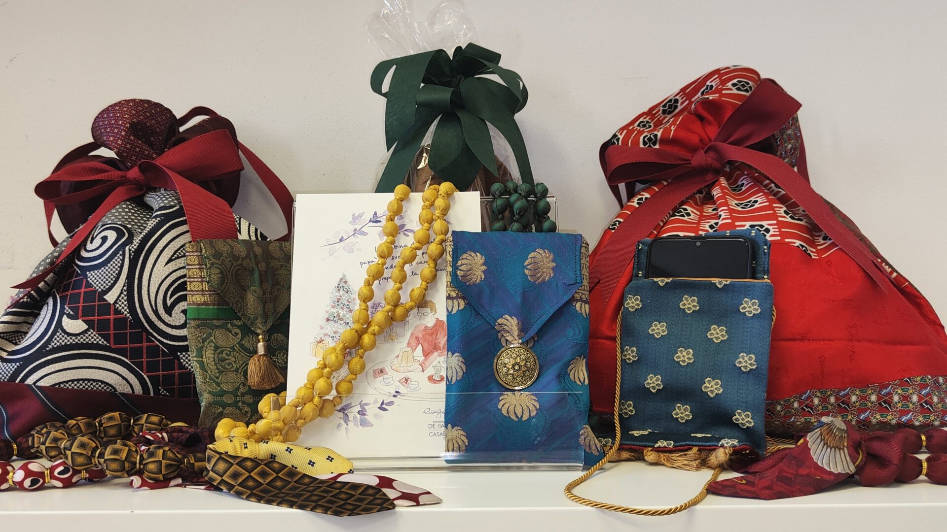 Foto di signora anziana sorridente con borsa