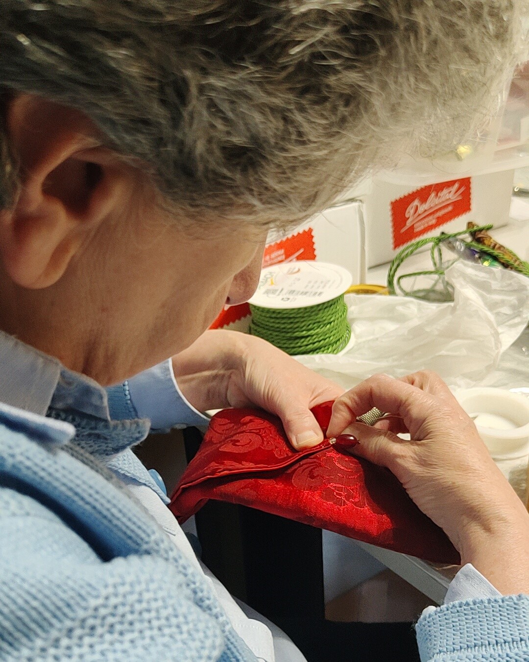 Volontaria cuce portacellulare per il Mercatino di Natale