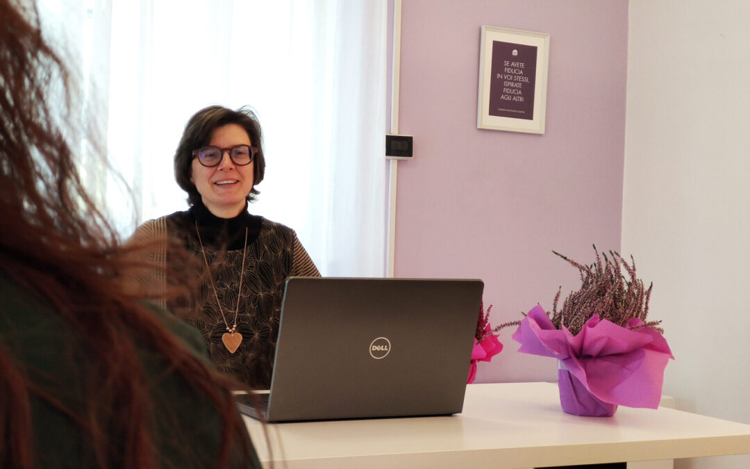 Foto di relatore a un incontro formativo a CasaViola