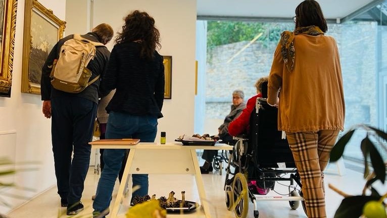 Un'istantanea della prima visita guidata per persone con demenza al Museo d'Arte Moderna Ugo Carà