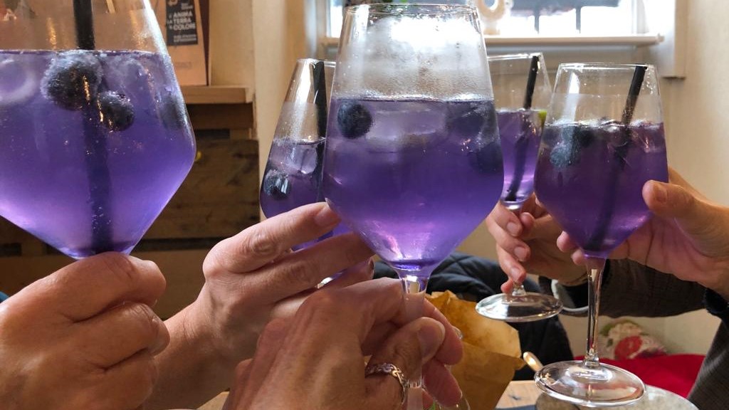 Brindisi con aperitivo, il drink contenuto dai calici è viola. Lo Spritz Viola è un'iniziativa che unisce sensibilizzazione alla condivisione