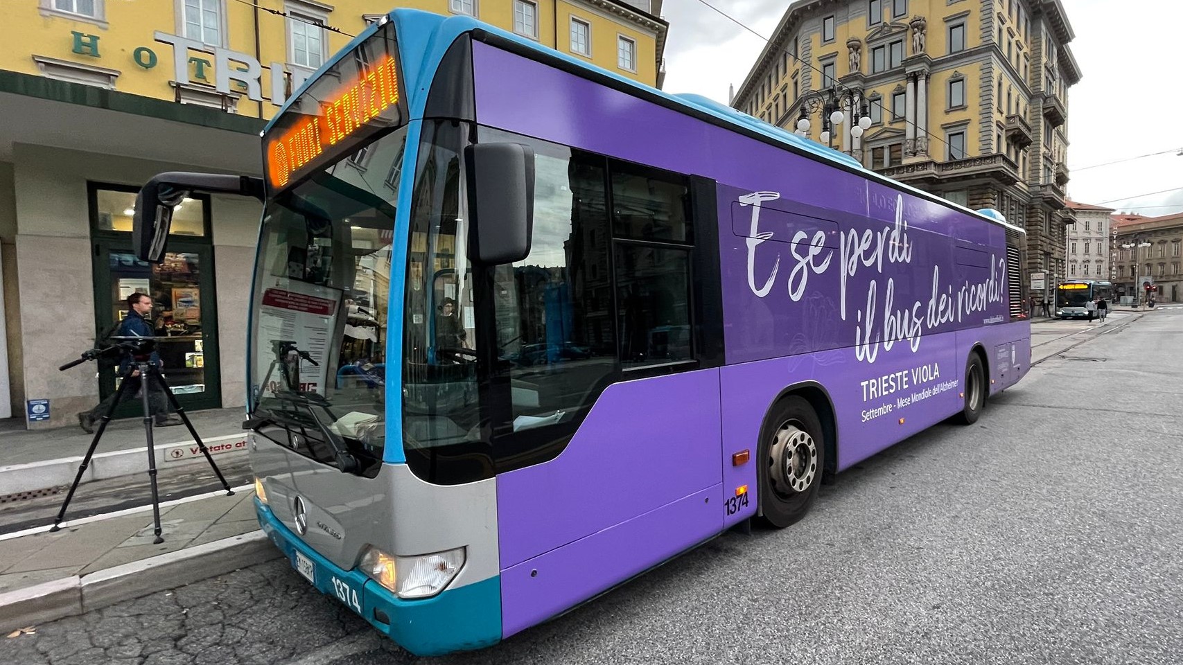 Bus di colore viola riportante la frase "E se perdi il bus dei ricordi?"