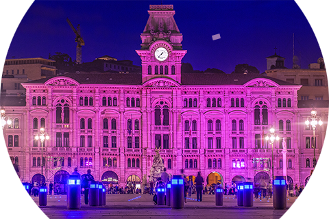 Municipio di Trieste illuminato di viola per il Mese Mondiale Alzheimer