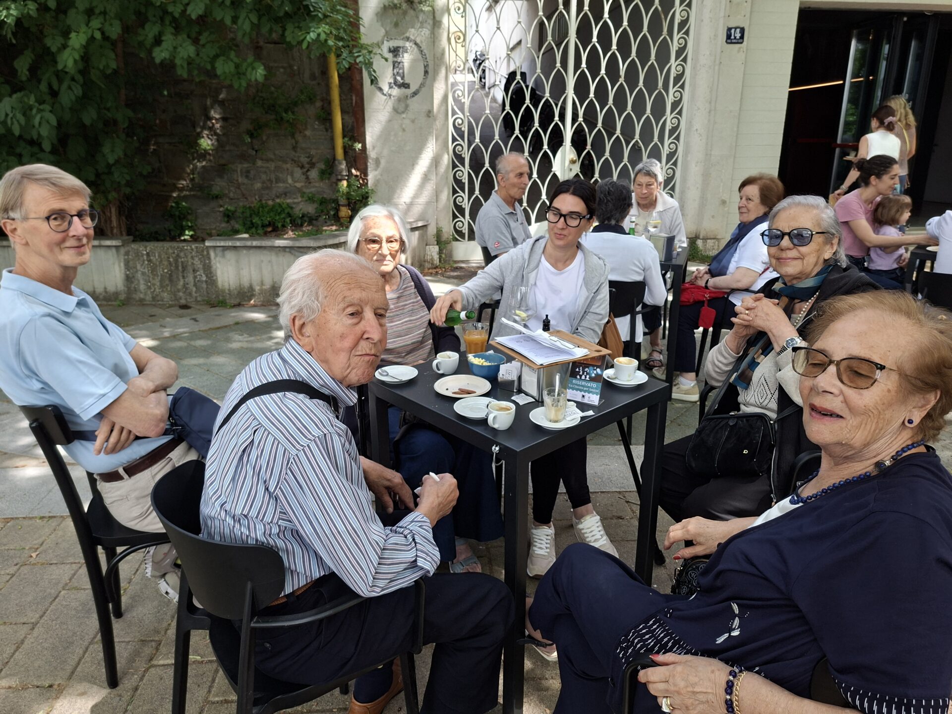 Creare un nuovo album fotografico è un'ottima attività natalizia per persone fragili