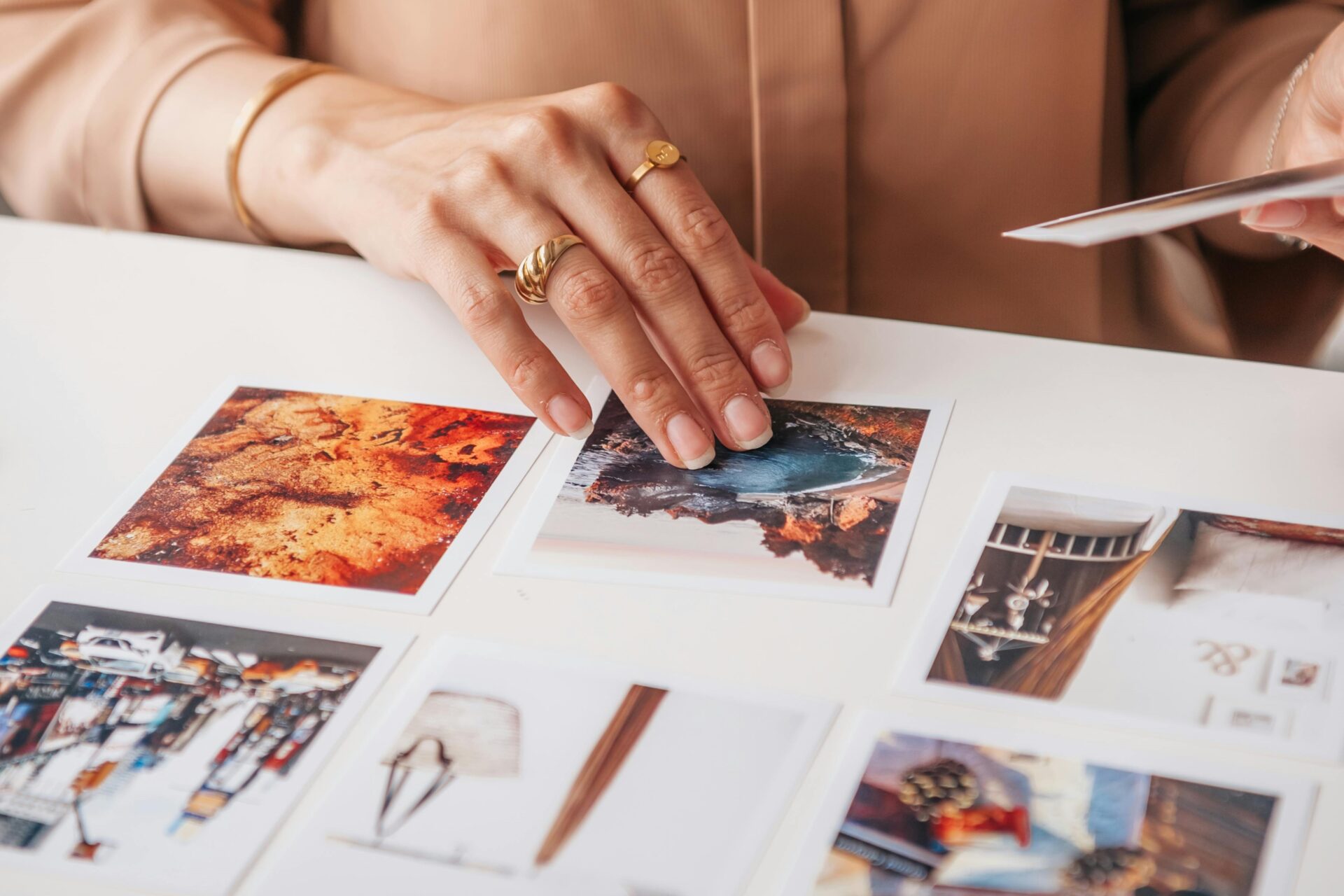 Creare un nuovo album fotografico è un'ottima attività natalizia per persone fragili